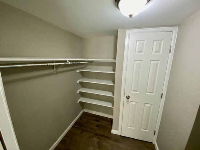 Building Photo - 447 S Memphis Way