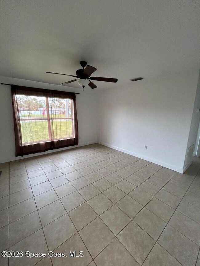 Building Photo - 1750 Cowan Dr