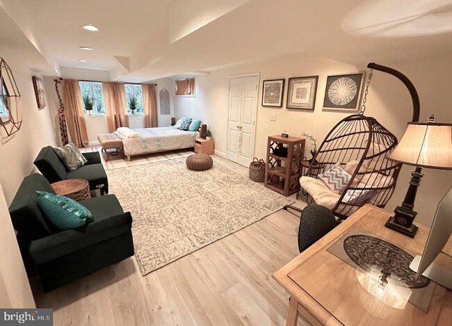 Building Photo - 9915 S Glen Rd