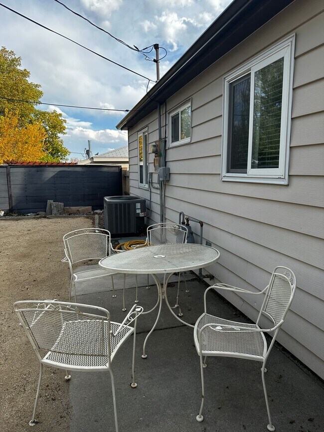 Building Photo - Beautiful 4 Bedroom house w/Hardwood Floor...