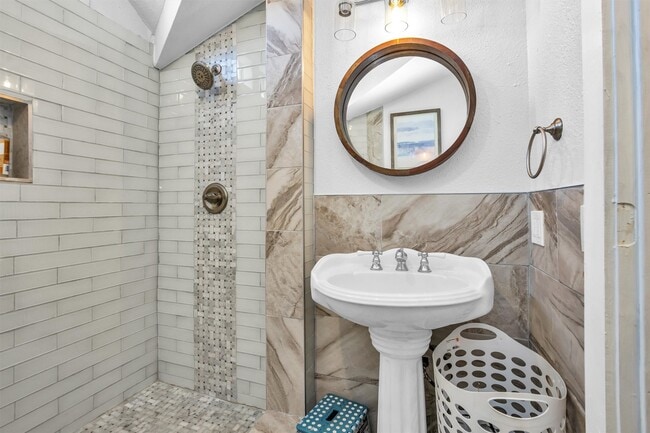 Building Photo - 631 Clear Lake Rd