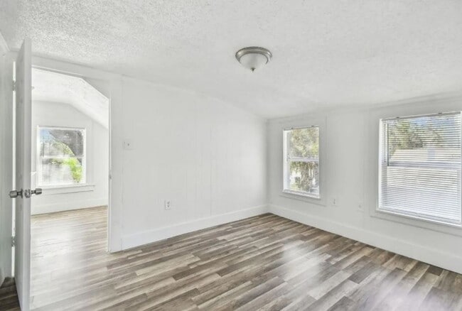 Building Photo - Housing Voucher Accepted: Charming 4-Bedroom Home in Saint Petersburg