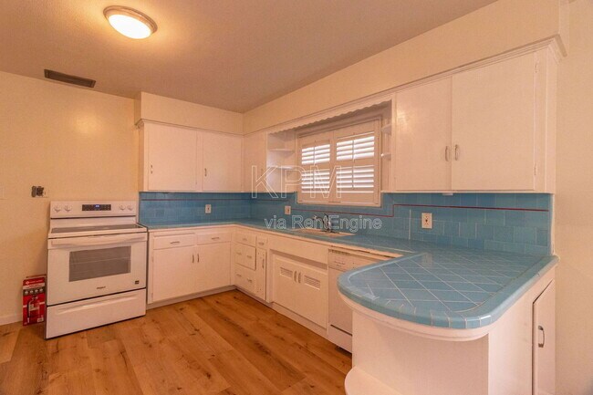 Building Photo - 966 W Mariposa Ave