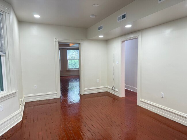 Building Photo - Newly Renovated 3 Bedroom 2 Bathroom Apartment in Prime Location - Washer/dryer in unit!