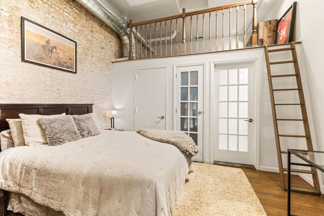 Building Photo - 104 Thompson St