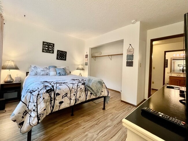 Building Photo - 1220 Glacier Ave