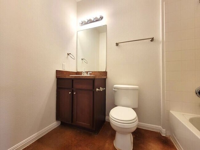 Building Photo - **Gorgeous 3 Bedroom 2 Bathroom Home in Au...