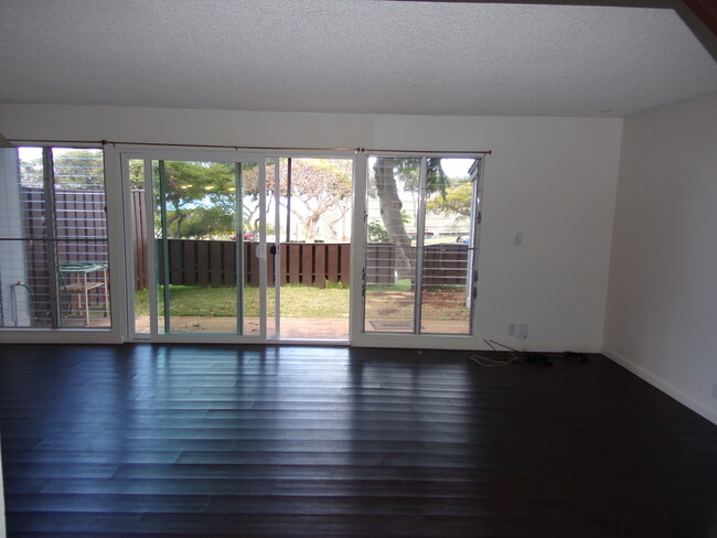 Building Photo - PALEHUA GARDENS - Upgraded 3 Bedroom Townhome