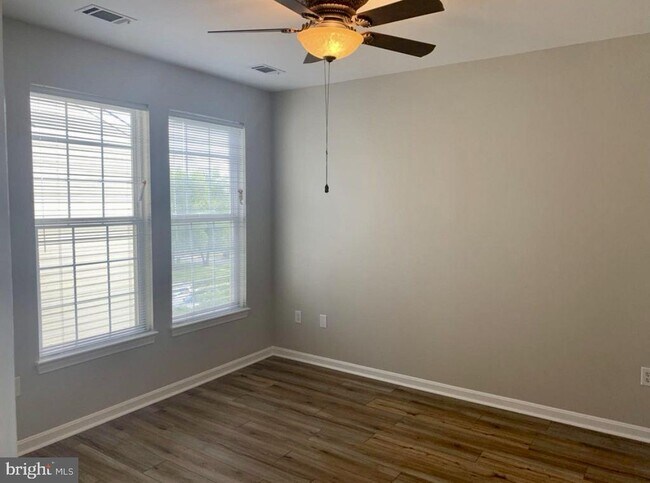 Building Photo - 8207 Blue Heron Dr