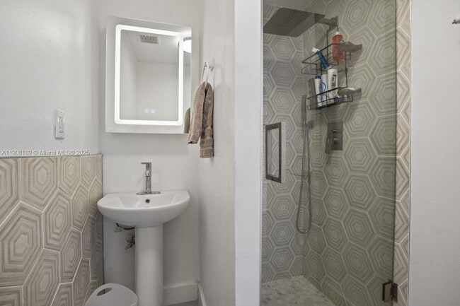 Building Photo - 605 Euclid Ave