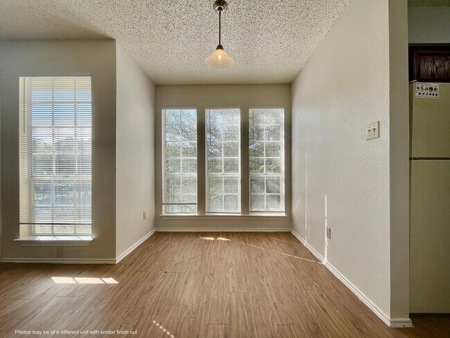 Building Photo - 3 Bedroom/2 Bath Apartment - New Paint & W...