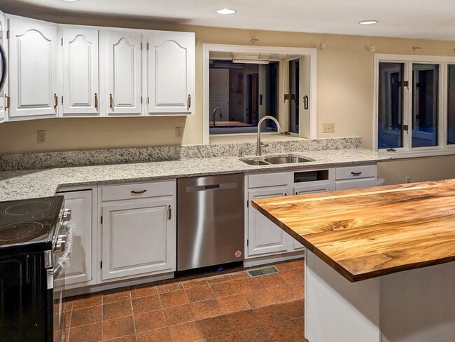 Building Photo - 6 Bancroft St