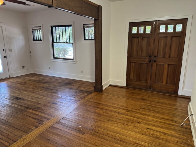 Building Photo - 2601 N Robinson Ave