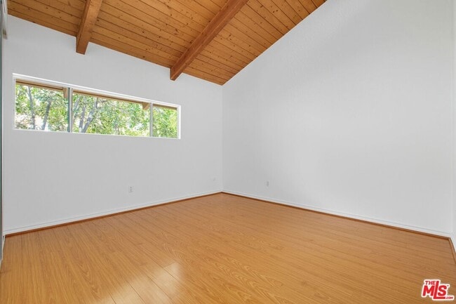 Building Photo - 18350 Hatteras St