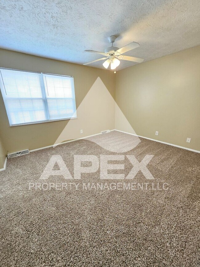 Building Photo - Nice 3Bd 1.5 Townhouse in WEST KNOX off Cedarbluff! END UNIT!