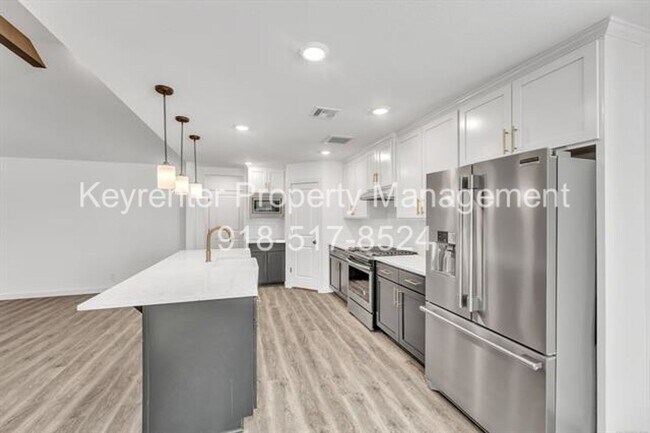 Building Photo - 7104 S Kalanchoe Ave