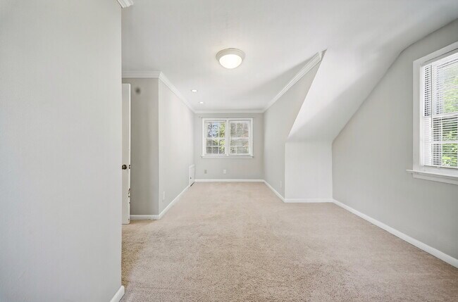 Building Photo - 4 Bedroom 2 Bathroom with large fenced in yard for Pets