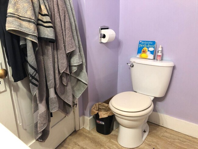 Building Photo - 2 & 4 Bedroom Apartments with Classic Charm & Bay View