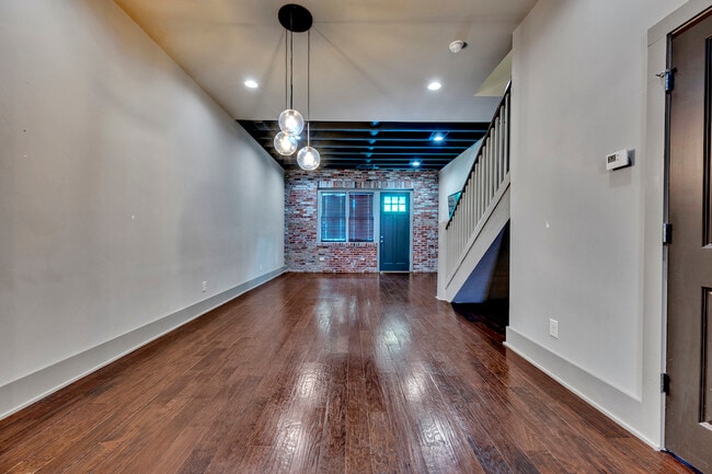 Building Photo - 202 Barristers Ct