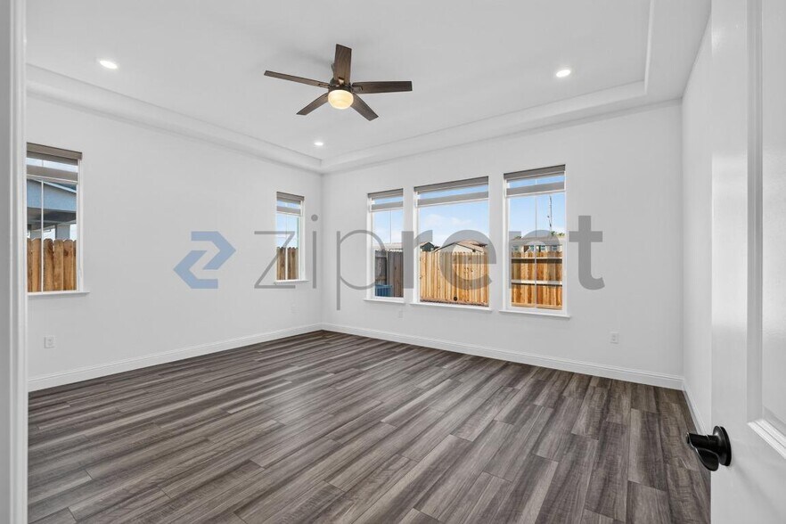 Building Photo - Unit