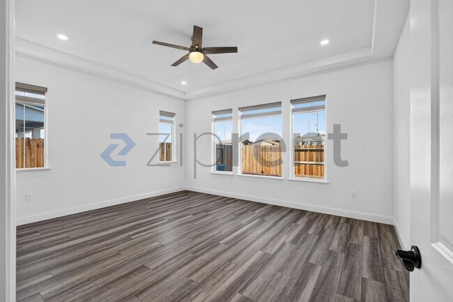 Building Photo - Unit