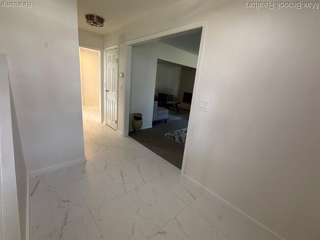 Building Photo - 4803 Thorntree Dr
