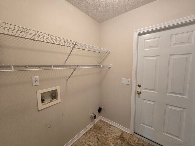 Building Photo - 3324 Village Green Dr