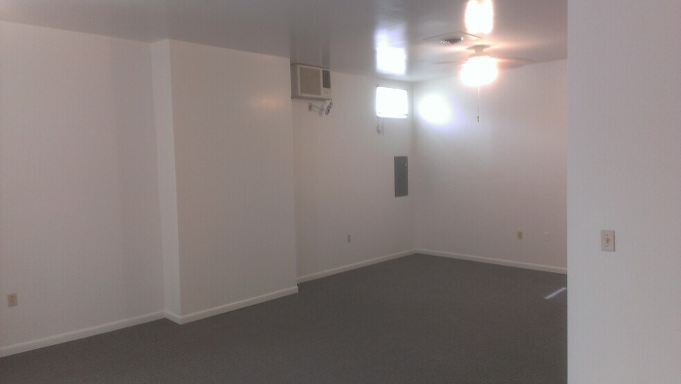 Building Photo - 159 River St