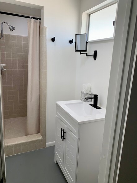 Ensuite Bathroom of Primary Bedroom - 6393 Desert Queen Ave