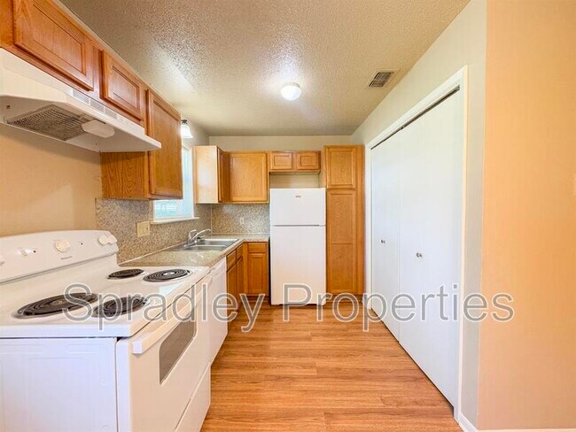 Building Photo - 705 Apache Dr