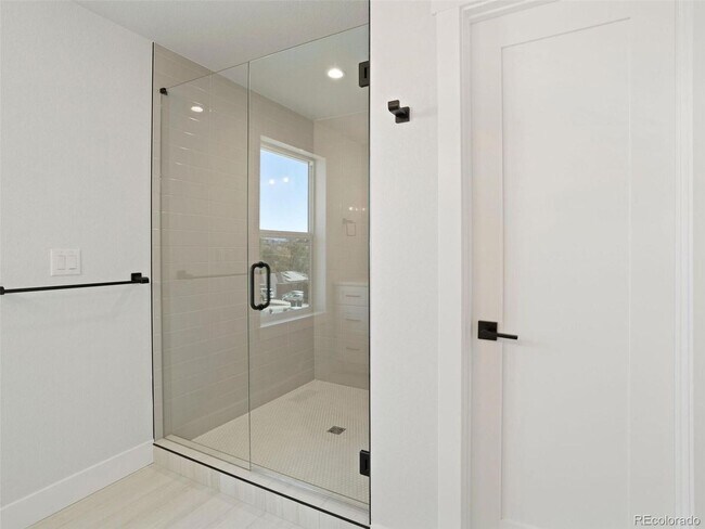 Building Photo - Brand New 4BD, 4BA Half-Duplex in Villa Park