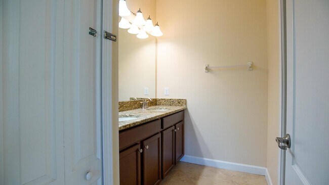 Building Photo - 1528 Moon Valley Dr