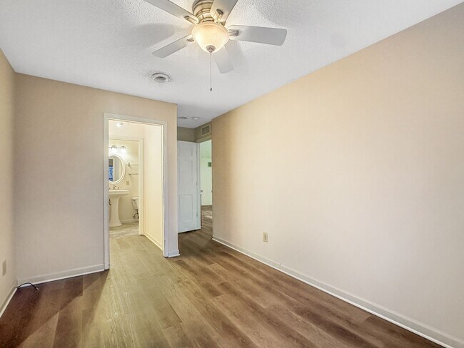 Building Photo - 15630 26th Ave N