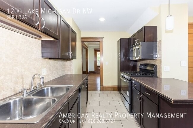 Building Photo - 1200 Lake Michigan Dr NW