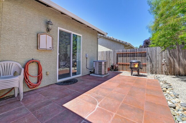 Building Photo - "Charming Rental Home in Lincoln"