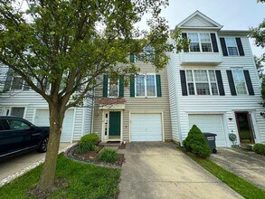 Building Photo - Gorgeous 3 Bed 2.5 Bath Interior Townhome ...