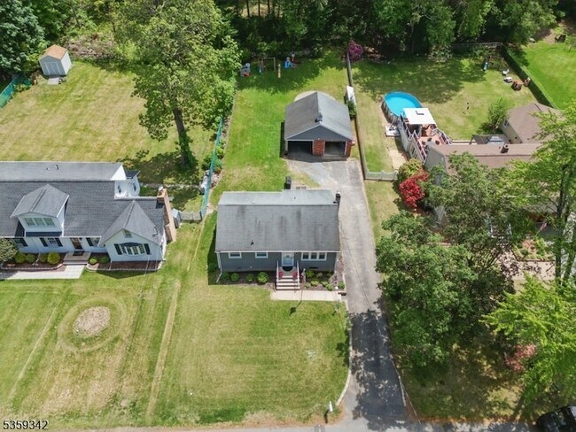 Building Photo - 22 Beaver Brook Ln