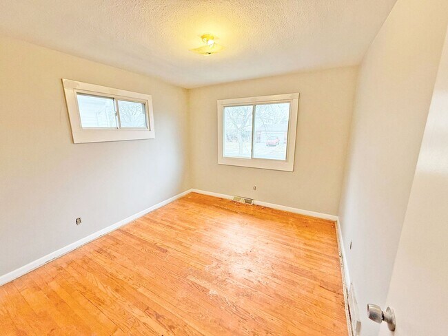 Building Photo - 3 BED 1 BATH BEAUTIFUL SINGLE FAMILY HOME ...