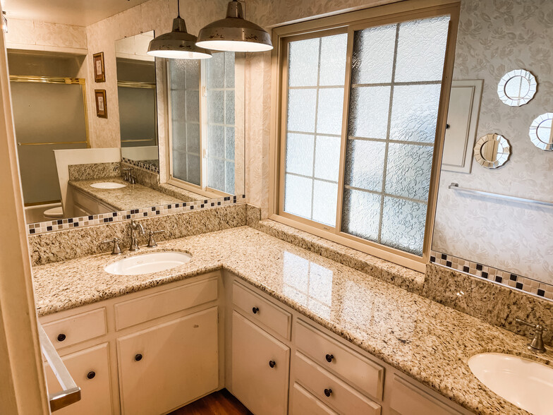 Hall Full Bathroom - 4706 Oak Twig Way