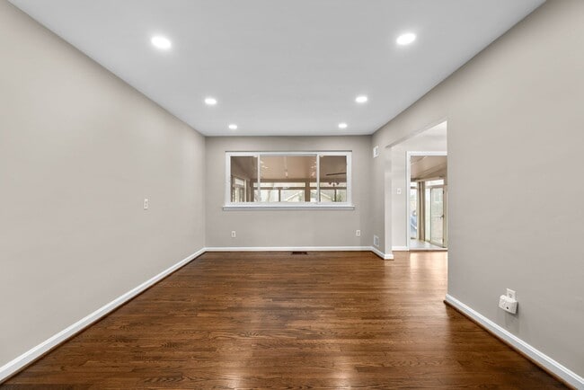 Building Photo - 4 Bed 3 Bath - Takoma Park Split Level - Move In Ready