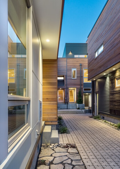 Building Photo - 2457 SE Ankeny St