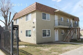 Building Photo - 2BD/1BTH 1st and 2nd FLOOR APARTMENT EAST ...