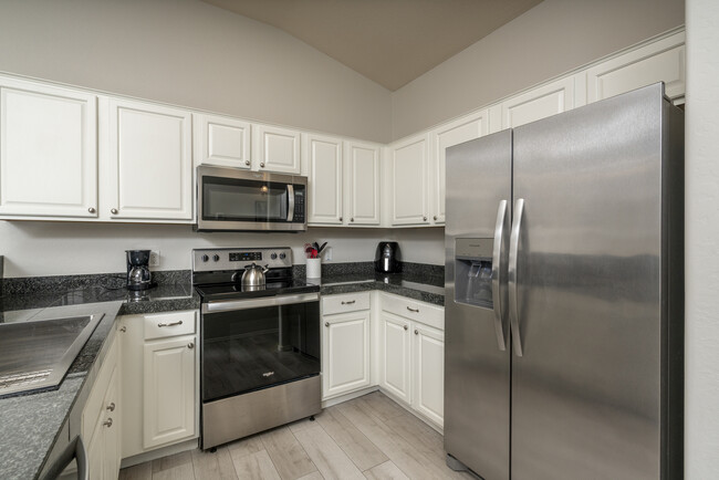 Building Photo - 2550 E Deer Valley Dr