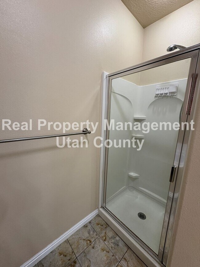 Building Photo - Beautiful townhome in Pleasant Grove