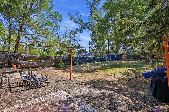 Building Photo - $1,695.95 - 2 Bed, 1 Bath Townhome In Denver with In Unit Laundry!