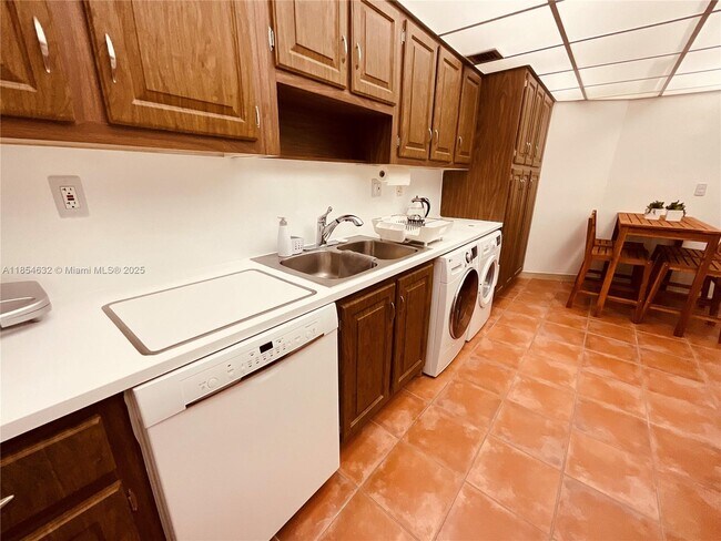 Building Photo - 1121 Crandon Blvd