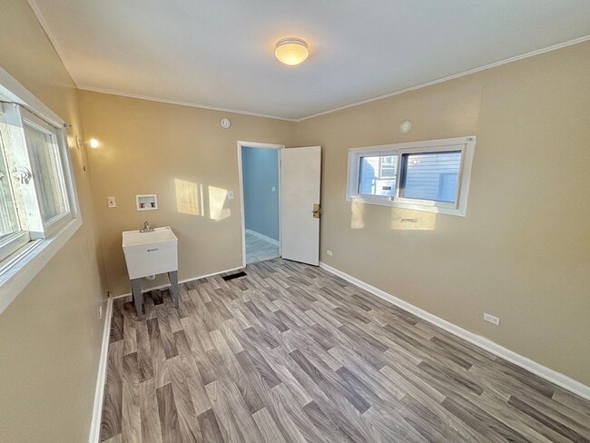 Building Photo - Spacious 4bd Home | 1st Floor Laundry Room | Hardwood Floors