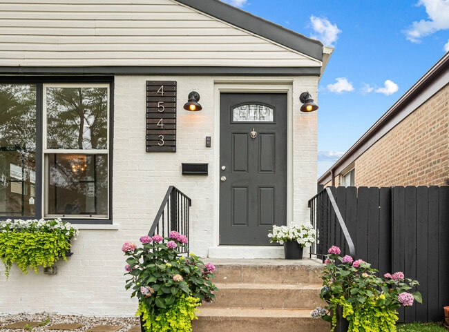Building Photo - 4543 S Leclaire Ave