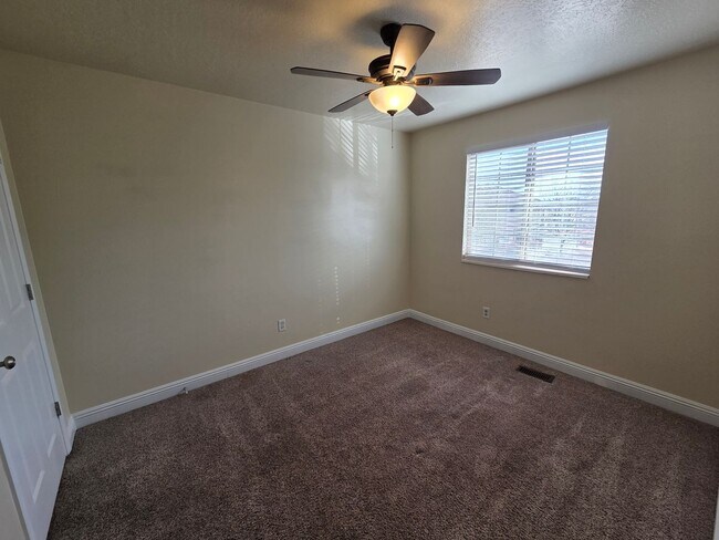 Building Photo - All new paint - super clean and move in ready.