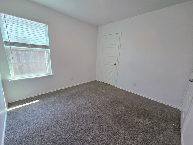 Building Photo - AVAILABLE NOW! (SECTION 8 ACCEPTED)